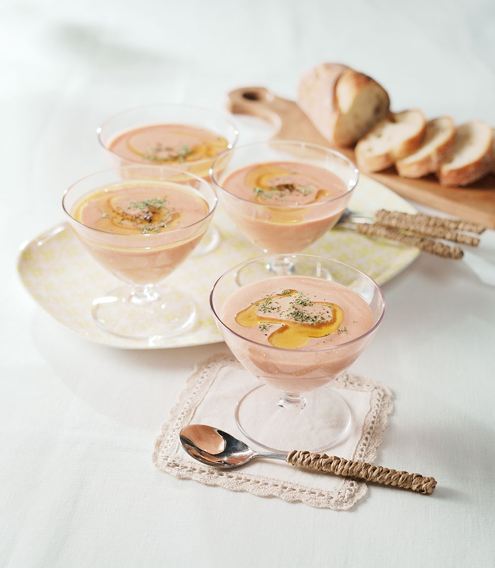 混ぜるだけ！ ヨーグルトとトマトの簡単冷製スープ