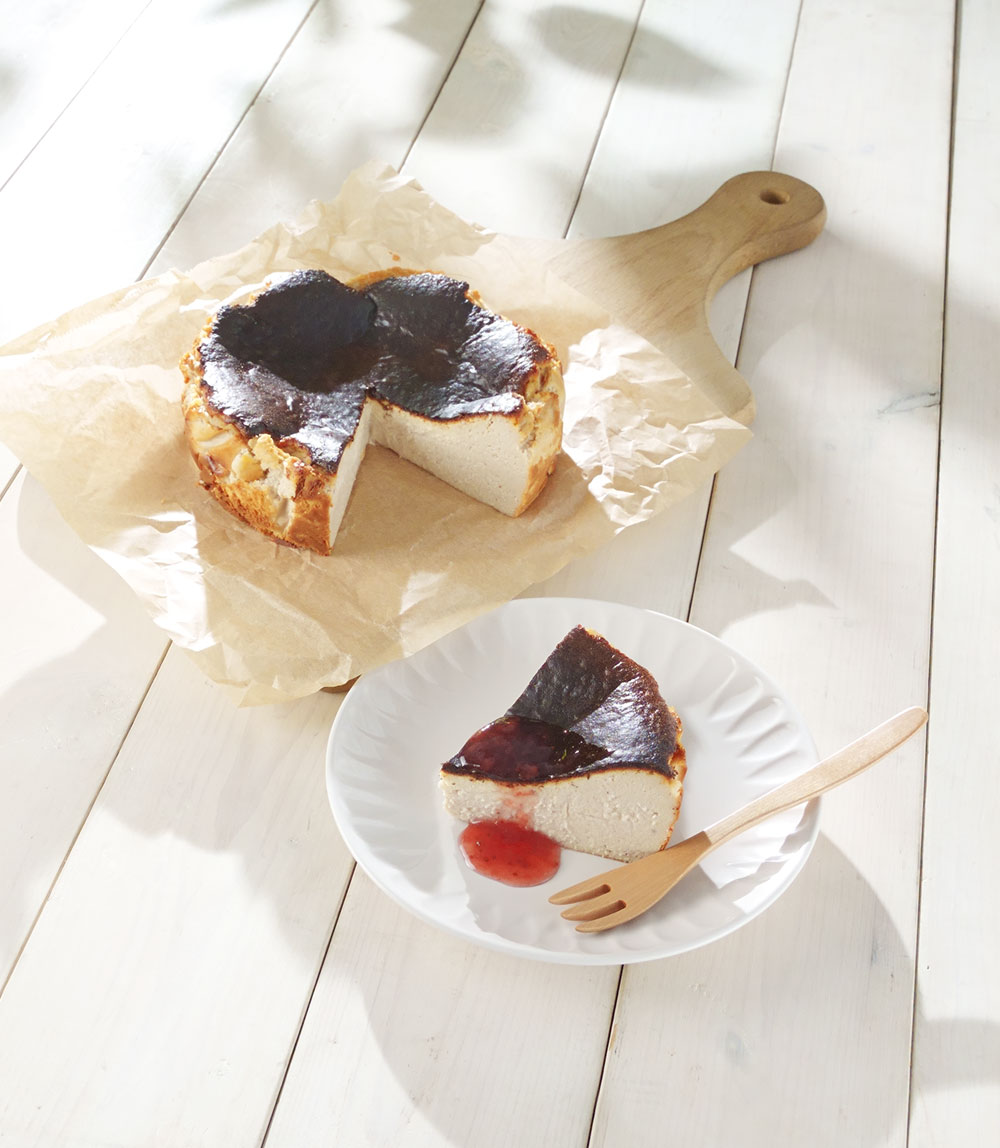 いちごソースのバスクチーズケーキ