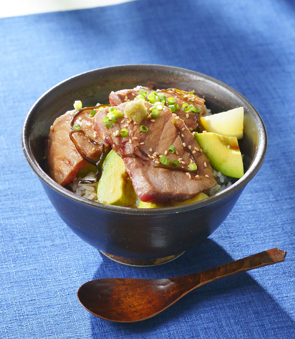 炙りまぐろとアボカドの漬け丼