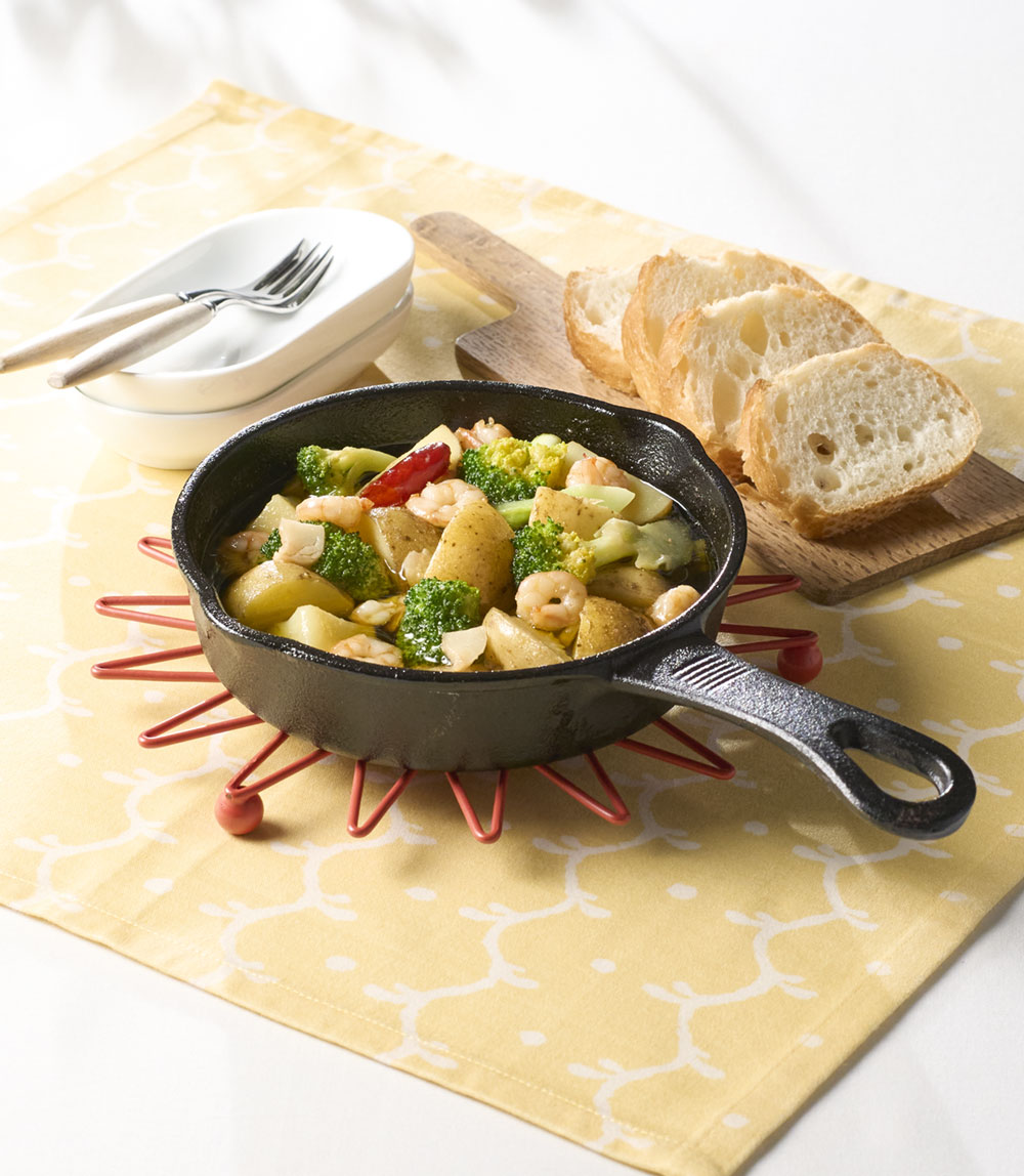 新じゃがとブロッコリーとエビのアヒージョ