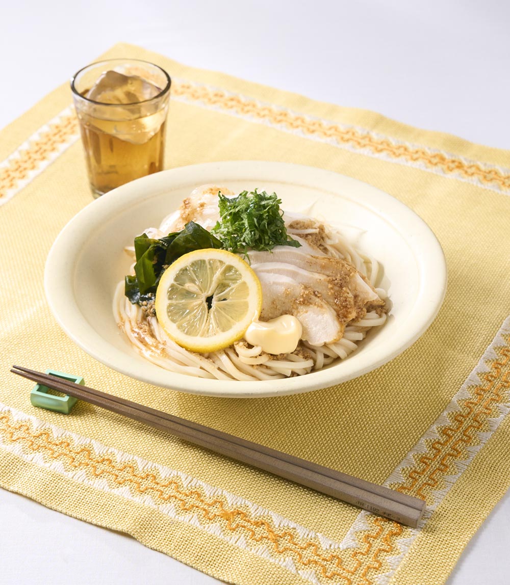 新玉ねぎとサラダチキンのごまマヨ和え麺