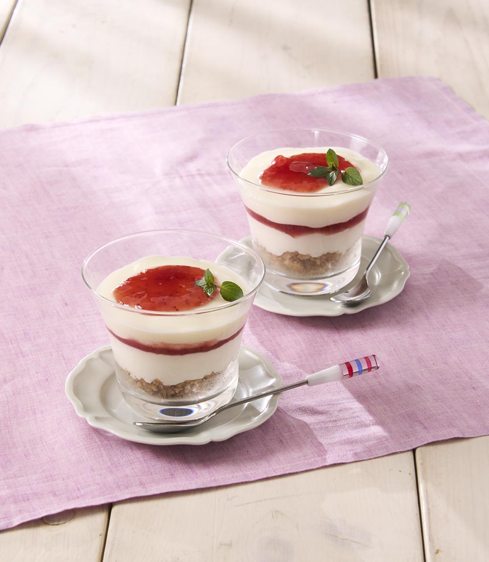 レアチーズケーキフルーツソース添え　