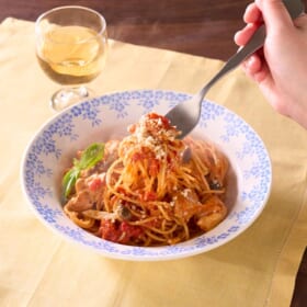 ワンパンでこの満足感 チキンとトマトの煮込みパスタ