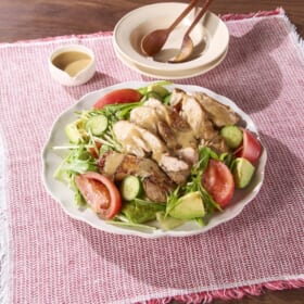 香ばしチキンのおかずサラダ